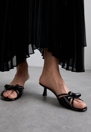 Stuart Weitzman FELICITY BOW SLIDE - Mules de tacón - black