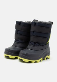 Schwarze wasserdichte Winterstiefel mit grauem Fleece-Futter, drei schwarzen Klettverschlussriemen und einer leuchtend gelben Außensohle. Robustes Design für Langlebigkeit.