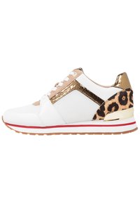 Weißer Sneaker mit goldenen Akzenten, Leopardenmuster-Details und einem strukturierten Mesh-Bereich. Verfügt über eine gepolsterte Sohle und Wildleder-Elemente.