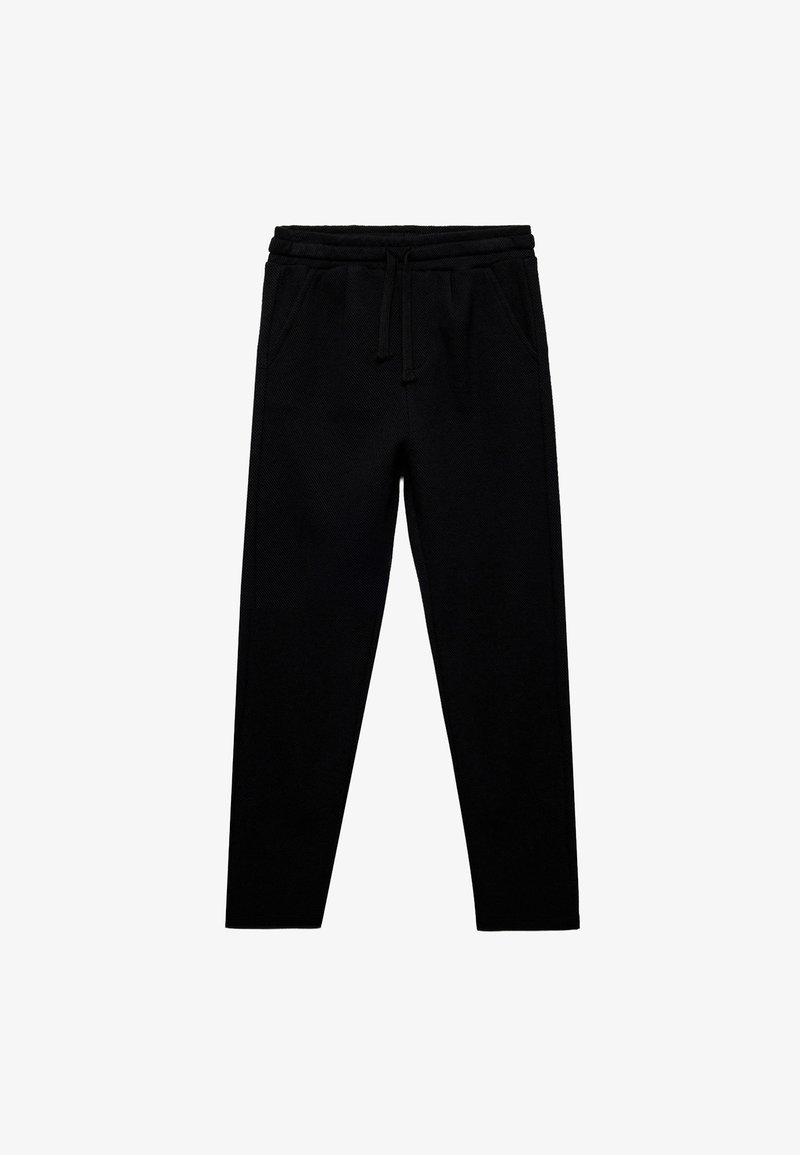 Sorte joggingbukser lavet af blødt stof med elastisk talje, snøre og sidelommer. Tapered ben-design.