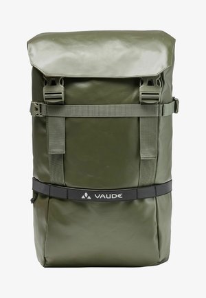 Zaino impermeabile verde con chiusura roll-top, spallacci regolabili e una fascia con logo nera. Caratterizzato da materiale resistente e minimi dettagli in metallo.