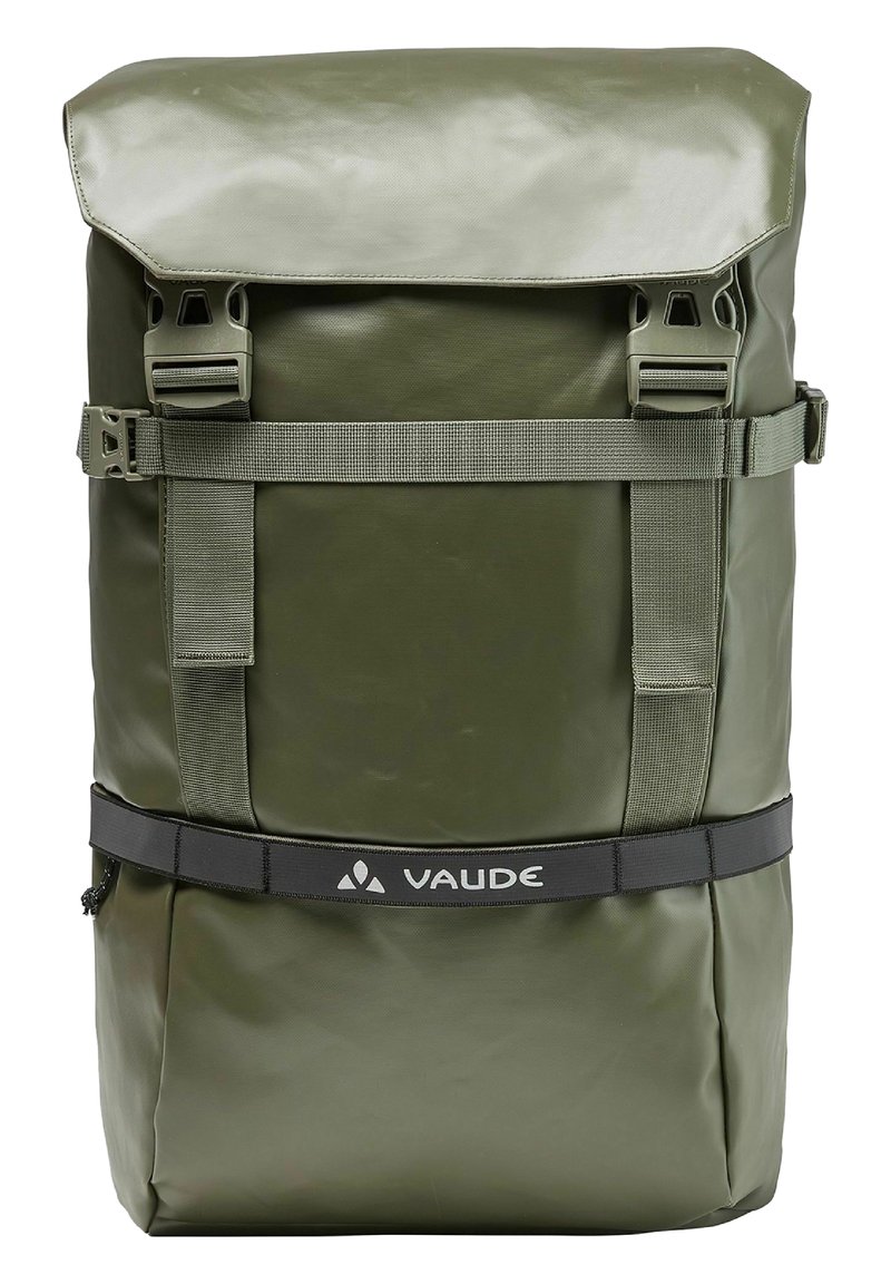 Zaino impermeabile verde con chiusura roll-top, spallacci regolabili e una fascia con logo nera. Caratterizzato da materiale resistente e minimi dettagli in metallo.