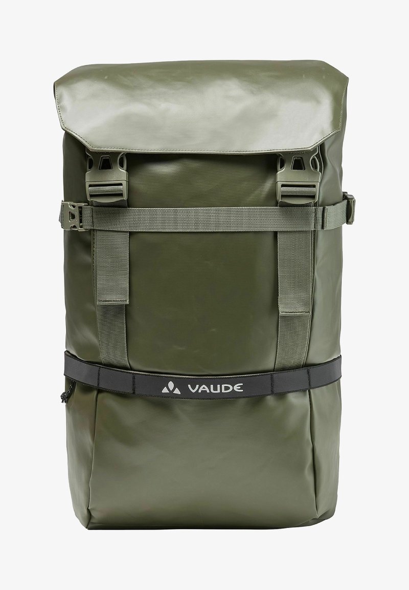 Zaino impermeabile verde con chiusura roll-top, spallacci regolabili e una fascia con logo nera. Caratterizzato da materiale resistente e minimi dettagli in metallo.