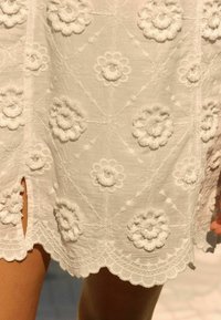Next 3D EMBROIDERED TALL - REGULAR FIT - Kasdienė suknelė - white