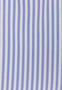 Tissu en coton avec des rayures verticales alternées en bleu clair et blanc, présentant une texture lisse et un motif régulier.