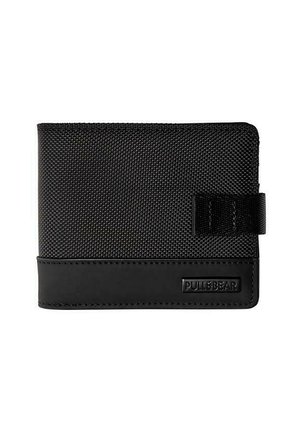 Fekete texturált szövetből és bőrből készült, két részes, összehajtható pénztárca, varrott pánttal és a "PULL&BEAR" logófolttal az alsó sarokban.