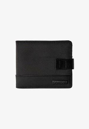 Zwarte bi-fold portemonnee van textuurstof en leer met een gestikte band en een "PULL&BEAR" logopatch in de onderste hoek.