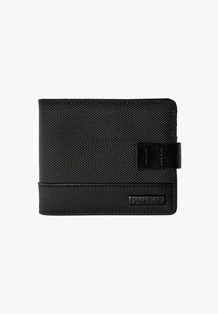 Čierna textúrovaná tkanina a kožená dvojitá peňaženka so šitým remienkom a nášivkou s logom "PULL&BEAR" v dolnom rohu.