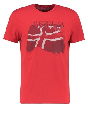 T-shirt rouge à manches courtes avec un graphisme de drapeau rouge foncé et blanc usé et le nom de la marque "Napapijri" imprimé au-dessus.