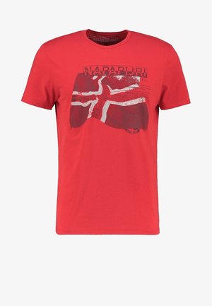 Rød t-shirt med korte ærmer med et slidt mørkerødt og hvidt flaggrafik og mærkenavnet "Napapijri" trykt ovenover.