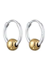 Silverhänge i form av ringar med detaljer i glänsande guld. Designen har en slät kromfinish och runda former.