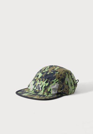 Șapcă cu model camuflaj verde și negru, cu cozoroc plat și logo ACG în față, prezentată pe un fundal alb simplu.
