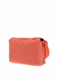 Petite pochette orange corail avec fermeture éclair, en tissu texturé, dotée d'une sangle latérale ajustable, présentée sur un fond blanc.