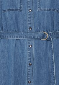 Robe en denim bleu avec boutons-pression à l'avant et ceinture assortie avec boucle double anneau argentée.