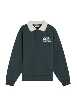 Polo de manga larga verde oscuro con cuello beige y logo "Scalpers" impreso en blanco junto con una gráfica de calavera en el pecho.