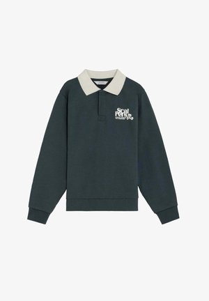 Polo de manga larga verde oscuro con cuello beige y logo "Scalpers" impreso en blanco junto con una gráfica de calavera en el pecho.