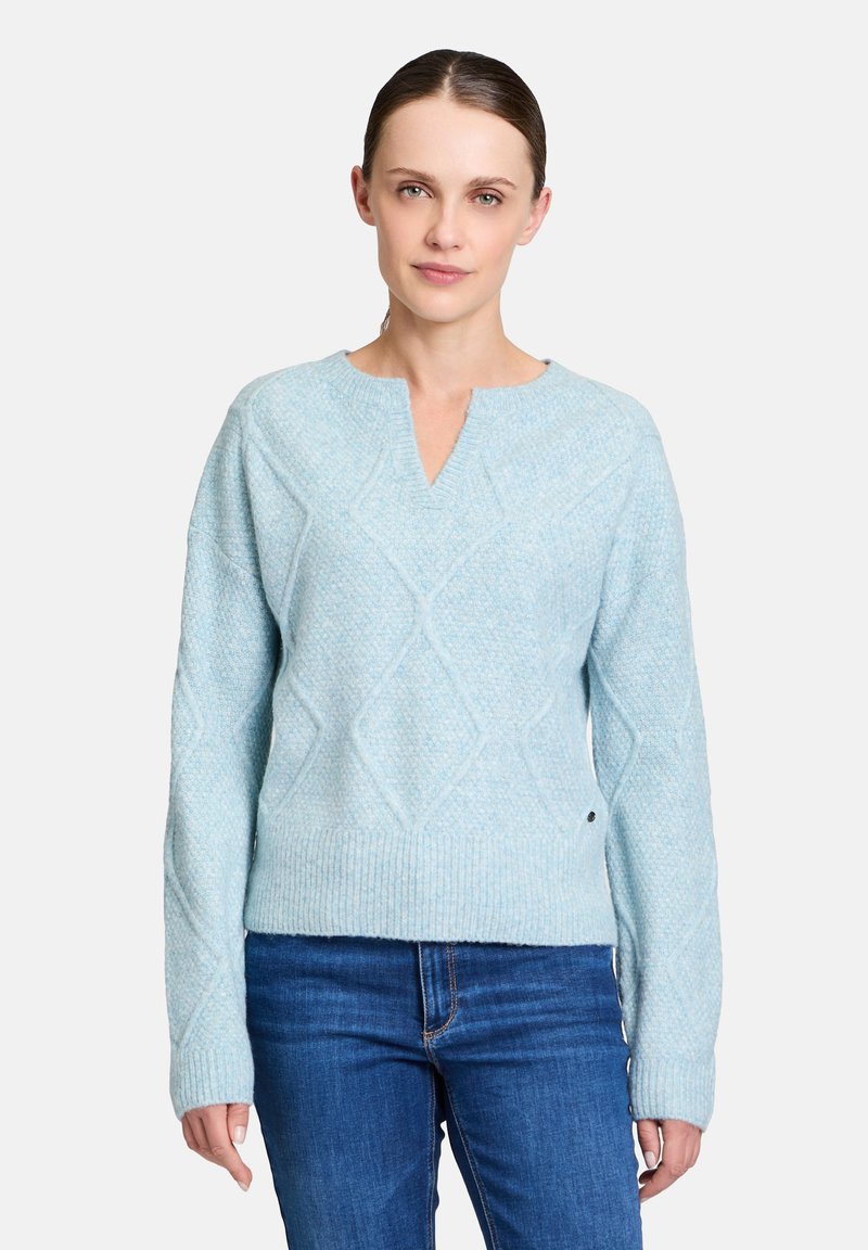 Hellblauer, gestrickter Pullover mit V-Ausschnitt, gerippten Bündchen und Rautenmuster. Hergestellt aus weichem, strukturiertem Material, tailliert.