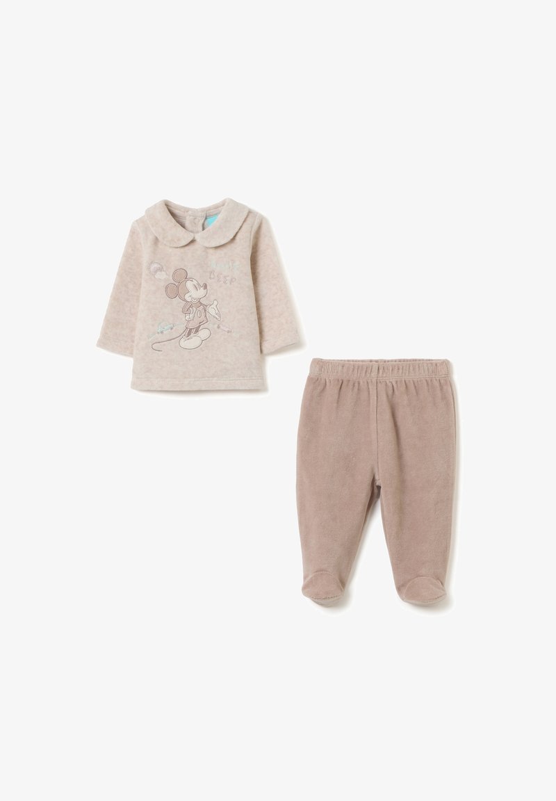 Lichtbeige peuteroutfit met een langarmige top met een Peter Pan-kraag en een Mickey Mouse-print, gecombineerd met bijpassende zachte, pluche broekjes.