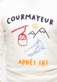 Felpa bianca con ricami colorati che raffigurano un impianto di risalita, montagne, uno sciatore e il testo "COURMAYEUR APRÈS SKI" in lettere maiuscole.