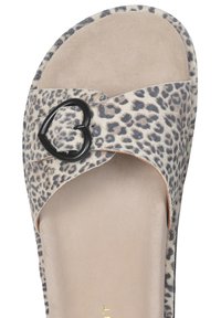 Leopardprint slide-sandaal met een zacht suède bovenwerk en een zwarte hartvormige gesp. Beschikt over een gevoerd voetbed en een open ontwerp.