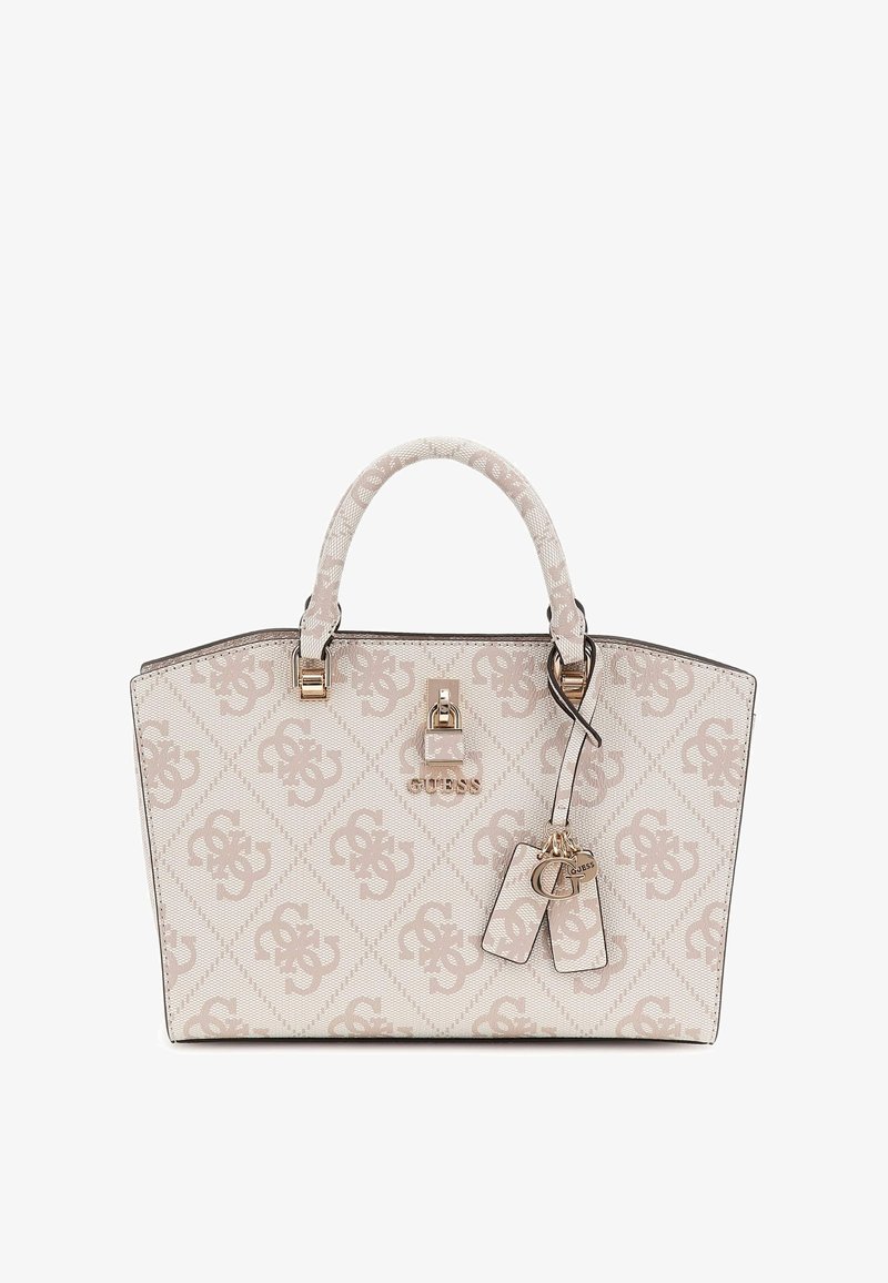 Textuur beige handtas met logo-patroon, gouden hardware, dubbele handvaten en een afneembare tag. Rechthoekige vorm met gestructureerd ontwerp.