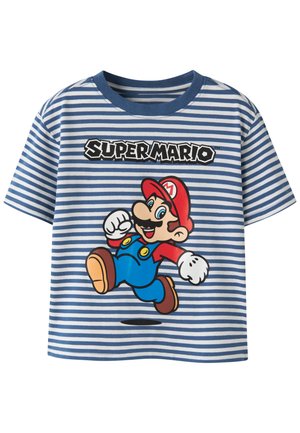 Blå og hvide stribet småbørn T-shirt med hoppende Super Mario iført rød hat og blå overalls med "Super Mario" tekst ovenover.