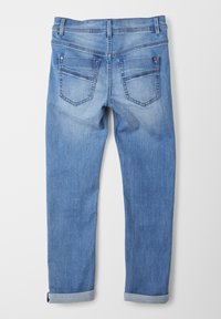 Jeans de mezclilla azul claro con un ajuste slim, que cuentan con dos bolsillos traseros, costuras en contraste y puños enrollados en el tobillo.