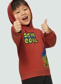 Hoodie rouge avec un graphique portant le texte "RESTE COOL" en vert et bleu, avec un personnage de dessin animé sur le devant. Tissu doux, poignets côtelés.