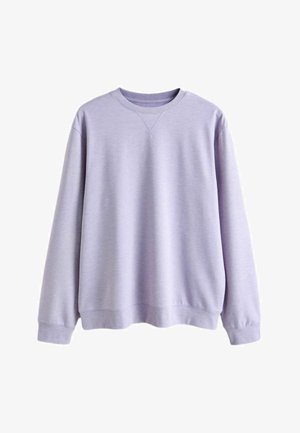 Világoslila, hosszú ujjú, bordázott mandzsettás és szegélyű, kerek nyakú pulóver fehér háttéren bemutatva.