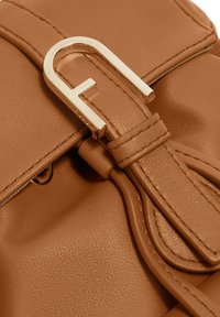 Borsa in finta pelle marrone con una fibbia dorata, caratterizzata da una tracolla ritorta e dettagli di cucitura visibili.