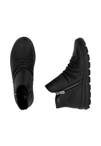 Botas negras hasta el tobillo hechas de cuero texturizado, con un diseño fruncido, cremallera lateral y una suela de goma duradera con un patrón de relieve.