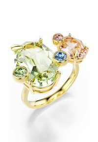 Guld ring med en oval grøn ædelsten i midten, flankeret af mindre runde pink, blå og grønne ædelsten, alle i kløefast indstillinger.