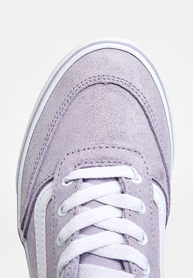 Baskets en daim violettes avec des lacets blancs et une semelle en caoutchouc, dotées d'un col rembourré et d'un accent de logo blanc sur le côté. Texture lisse.