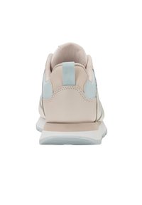 Zapatilla deportiva con una combinación de colores beige y azul claro, que cuenta con una parte superior de cuero liso y malla, un collar acolchado y una suela de goma texturizada.