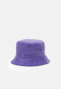 Pălărie de tip bucket din catifea purpurie, cu o suprafață texturată, bor slightly wider și un design fără cusături, ideală pentru ținute casuale.
