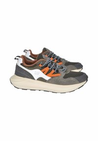 Scarpe da ginnastica grigie e marroni con accenti arancioni e bianchi, materiali in rete e suede, design arrotondato e suola in gomma testurizzata.