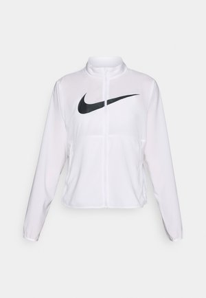 Bílá bunda Nike s dlouhými rukávy, vysokým límcem, zapínáním na zip a výrazným černým logem swoosh na přední straně. Hladká, lehká tkanina.