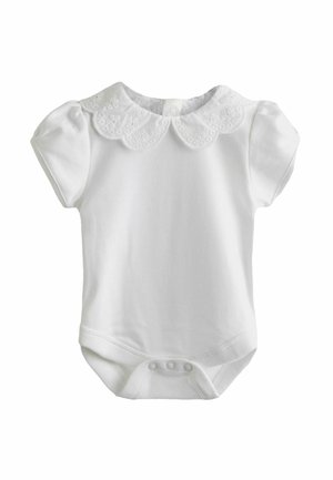 Witte baby romper met korte pofmouwen, gegolfde geborduurde kraag en drie drukknoopjes onderaan.