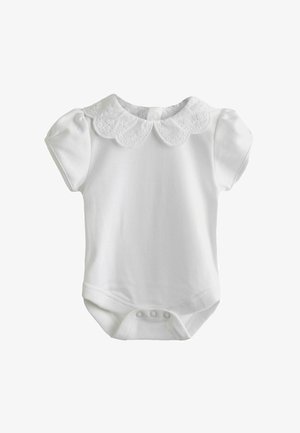 Hvid babybody med korte pufærmer, bølget broderet krave og tre trykknapper nederst.