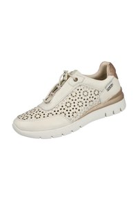 Zapatilla deportiva beige con una parte superior perforada y con patrón, acentos dorados contrastantes y una suela de goma blanca. Presenta un cierre con cordones para un mejor ajuste.