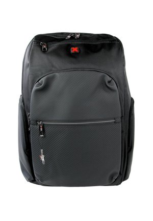 Sac à dos noir en tissu texturé, avec un grand compartiment principal, une poche zippée à l'avant et des poches en maille sur les côtés. Détail du logo rouge visible.