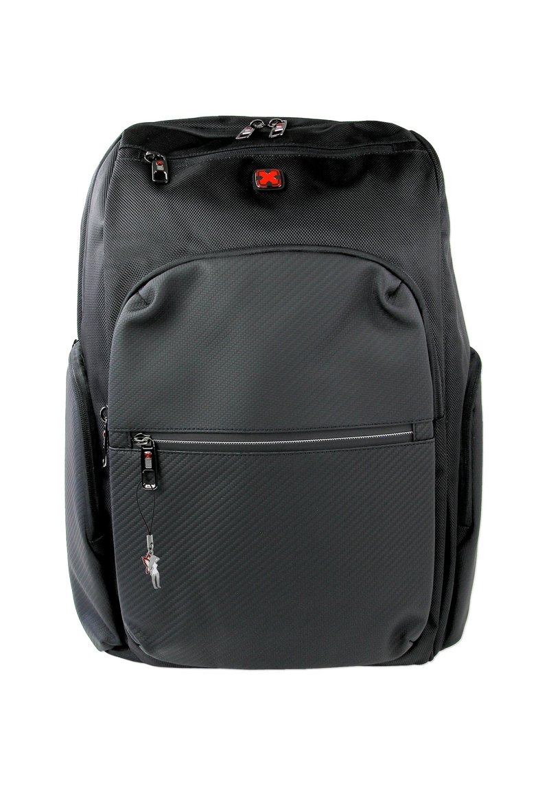 Zwarte rugzak van gestructureerde stof, met een groot hoofdvak, een voorvak met rits en zijvakjes van mesh. Rode logodetail zichtbaar.