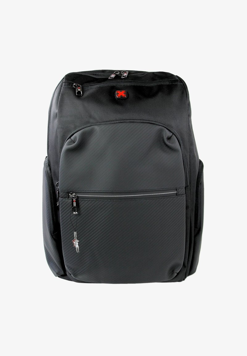 Zwarte rugzak van gestructureerde stof, met een groot hoofdvak, een voorvak met rits en zijvakjes van mesh. Rode logodetail zichtbaar.