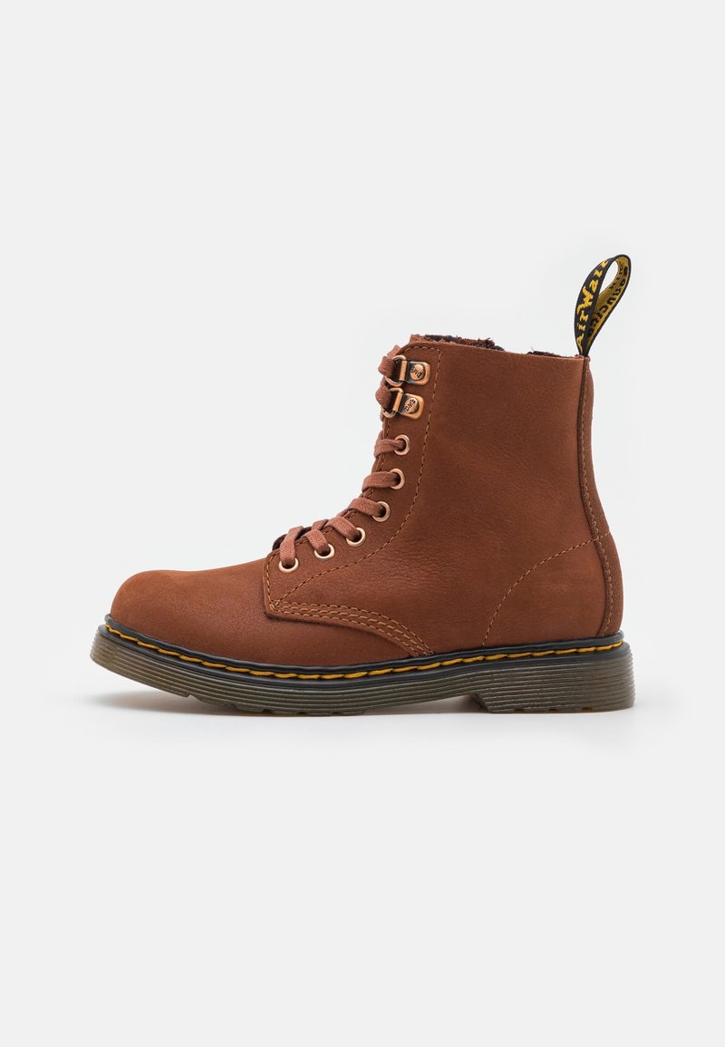 Bottine en cuir marron à lacets avec surpiqûres jaunes, semelle noire et passant de talon marqué, sur fond blanc.