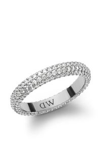 Bague en argent avec un sertissage pavé de multiples cristaux transparents, surface intérieure lisse et initiales gravées "MD."