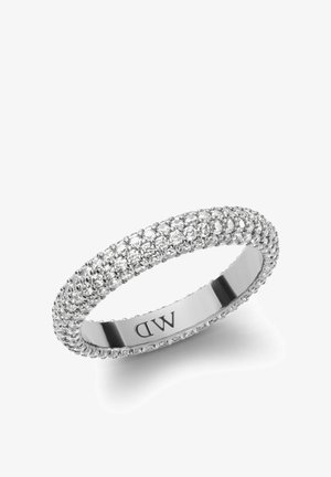 Anillo de banda de plata con un engaste pavé de múltiples cristales claros, superficie interior lisa y iniciales grabadas "MD".