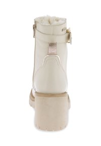 Stivale alla caviglia bianco in pelle con fodera in pelliccia sintetica, dettaglio dorato sulla zip e suola beige texturizzata. Presenta un tacco basso a blocco.