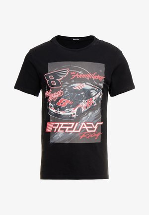 Schwarzes Baumwoll-T-Shirt mit einem grafischen Aufdruck eines Rennwagens und dem Text "The Annihilator" in Rot und Weiß. Kurzärmlig, Rundhalsausschnitt.