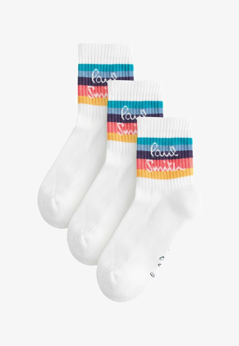 Tres calcetines blancos con puños acanalados, cada uno con rayas horizontales de colores y texto en cursiva cerca de la parte superior.