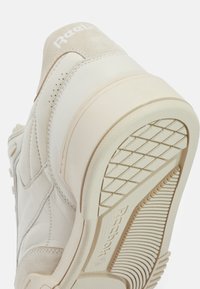 Reebok LTD CLUB C LTD UNISEX - Trainers - cornsilk white flood
